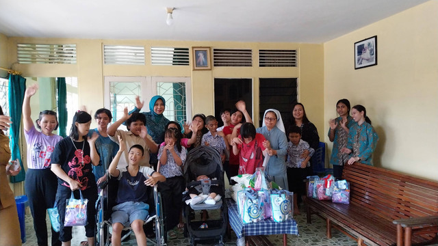 Pj Ketua Tim Penggerak PKK Provinsi Kalbar, Windy Prihastari berbagi keceriaan bersama anak-anak penyandang disabilitas dan berkebutuhan khusus di Panti Asuhan Bhakti Luhur. Foto: Alycia Tracy Nabila/Hi!Pontianak