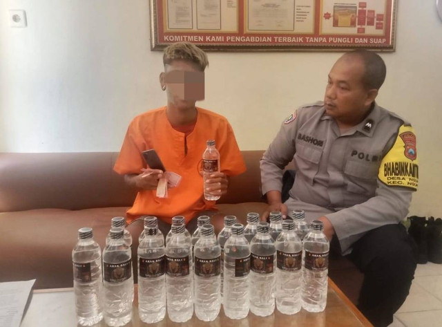 Polsek Ngunut Tangkap Pemuda Asal Blitar Penjual Arak Bali, 18 Botol Diamankan