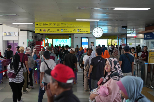 Suasana di Stasiun LRT Jabodebek saat ada Pesta Rakyat Pelantikan Prabowo-Gibran 20 Oktober 2024. 