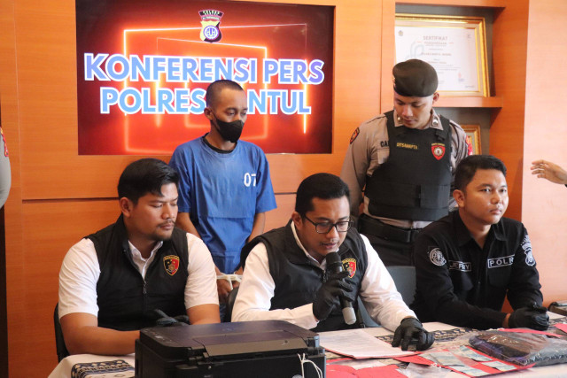 Konferensi pers pengungkapan kasus peredaran uang palsu di Mapolres Bantul, Senin (21/10). Foto: Polres Bantul