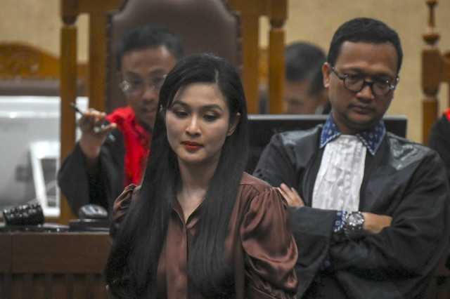 Sandra Dewi berjalan untuk memberikan kesaksian dalam sidang lanjutan kasus dugaan korupsi tata niaga timah di wilayah Izin Usaha Pertambangan PT Timah tahun 2015-2022 dengan terdakwa Harvey Moeis di Pengadilan Tipikor, Jakarta, Senin (21/20/2024). Foto: Muhammad Ramdan/ANTARA FOTO