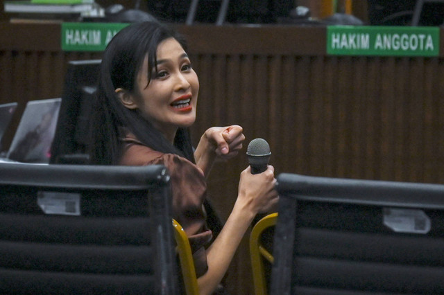 Sandra Dewi bersiap memberikan kesaksian dalam sidang lanjutan kasus dugaan korupsi tata niaga timah di wilayah Izin Usaha Pertambangan (IUP) PT Timah tahun 2015-2022 dengan terdakwa Harvey Moeis di Pengadilan Tipikor, Jakarta, Senin (21/10/2024). Foto: Muhammad Ramdan/ANTARA FOTO