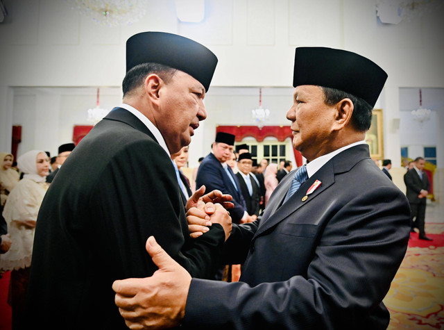 Presiden Prabowo Subianto (kanan) berjabat tangan dengan Menteri Koordinator Bidang Politik dan Keamanan Budi Gunawan (kiri) usai pelantikan menteri dan kepala lembaga tinggi negara Kabinet Merah Putih di Istana Negara, Jakarta, Senin (21/10/2024). Foto: Dok. Istimewa