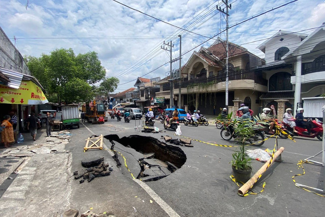 Aspal di Jalan Muharto Gang 6, Kecamatan Kedungkandang, Kota Malang, ambles, Senin (21/10/2024). Foto: Dok. Istimewa