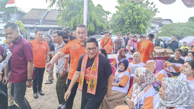 Cagub Jakarta nomor urut 3 Pramono Anung berkampanye di Duri Kepa, Kebon Jeruk, Jakarta Barat, Senin (21/10/2024). Foto: Thomas Bosco/kumparan