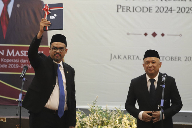 Menteri Koperasi dan UKM Periode 2019-2024 Teten Masduki melakukan Serah terima jabatan (Sertijab) Menteri UMKM Periode 2024-2029 kepada Maman Abdurahman di Gedung SMESCO, Jakarta, Senin (21/10/2024). Foto: Iqbal Firdaus/kumparan