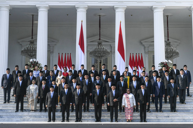 Jajaran Wakil Menteri Kabinet Merah Putih yang baru dilantik berfoto bersama usai pelantikan wakil menteri Kabinet Merah Putih di Istana Merdeka, Jakarta, Senin (21/10/2024). Foto: Hafidz Mubarak/ANTARA FOTO