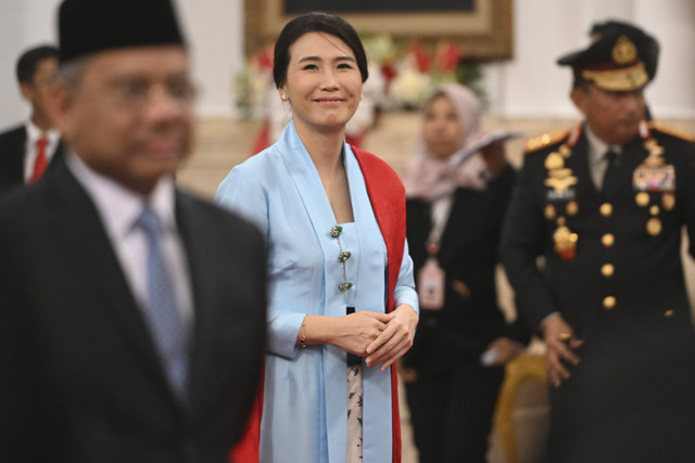 Wakil Menteri Pemberdayaan Perempuan dan Perlindungan Anak (PPPA) Veronica Tan bersiap mengikuti pelantikan wakil menteri Kabinet Merah Putih di Istana Negara, Jakarta, Senin (21/10/2024).  Foto: Hafidz Mubarak/ANTARA FOTO