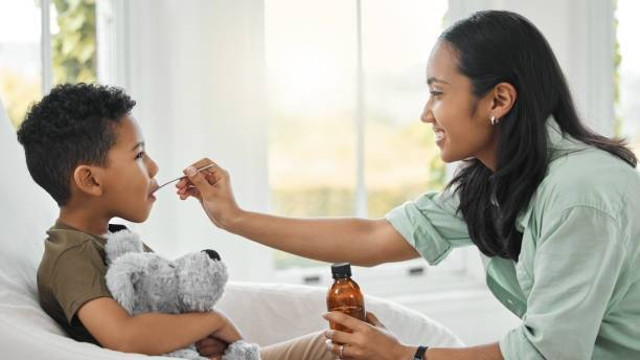 Ilustrasi anak minum obat (sumber: https://www.istockphoto.com/id)