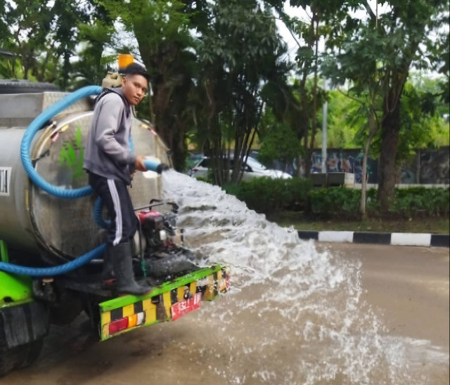 Penyiraman jalan berdebu. Foto: Diskominfo Surabaya