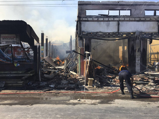 Penampakan toko yang dibakar oleh adiknya sendiri akibat warisan di Bali, Senin (21/10/2024). Foto: Dok. Polsek Sawan