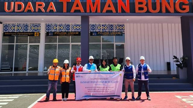 Tim PLN berfoto bersama usai melakukan penyalaan penambahan daya di Bandara Taman Bung Karno di Kabupaten Sitaro, Sulawesi Utara.