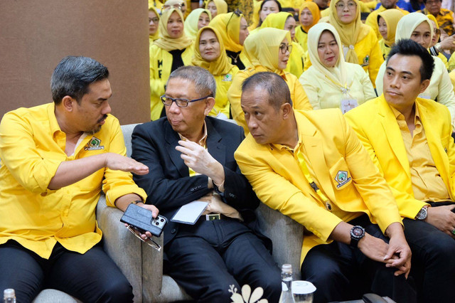 Momen kebersamaan Calon Gubernur Kalbar nomor urut 1, Sutarmidji dengan Ketua DPD Golkar Kalbar, Maman Abdurrahman yang kini ditunjuk Presiden Prabowo Subianto sebagai Menteri UMKM dalam Kabinet Merah Putih. Foto: Tim Media Midji-Didi