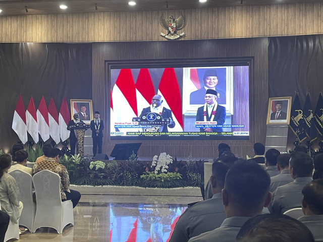 Menteri HAM Natalius Pigai dan Wakil Menteri HAM Mugiyanto Sipin, dalam acara penyambutan para menteri dan wakil menteri di lingkungan Kemenkumham, yang digelar di Graha Pengayoman Kemenkumham, Senin (21/10/2024). Foto: Fadhil Pramudya/kumparan