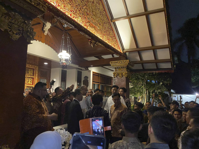 Suasana open house di rumah Yusril Ihza Mahendra dalam rangka dilantiknya Yusril sebagai Menko Bidang Hukum, HAM, Imigrasi dan Pemasyarakat Kabinet Merah Putih, di Jalan Golf Mansion, Cilandak, Jakarta, Senin (21/10/2024). Foto: Abid Raihan/kumparan