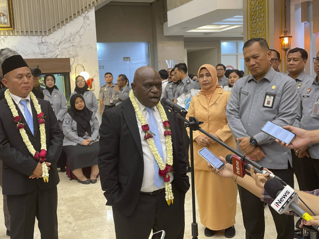 Menteri HAM Natalius Pigai saat ditemui wartawan di kantornya, Jakarta Selatan, Senin (21/10/2024). Foto: Fadhil Pramudya/kumparan