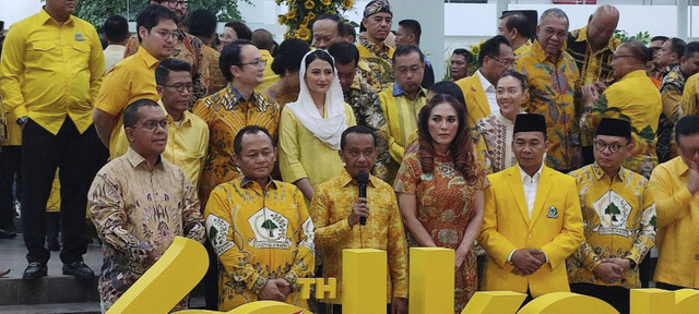 Ketua Umum Golkar, Bahlil Lahadalia, dan jajaran pengurus Golkar dalam kegiatan Tasyakuran HUT ke-60 Golkar di DPP Golkar pada Senin (21/10/2024). Foto: Rachmadi Rasyad/kumparan