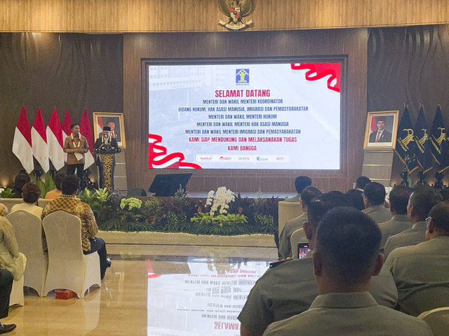 Wakil Menteri Koordinator Bidang Hukum, HAM, Imigrasi, dan Pemasyarakatan, Otto Hasibuan berpidato dalam acara penyambutan para menteri dan wakil menteri di lingkungan Kemenkumham di Graha Pengayoman Kemenkumham, Jakarta Selatan, Senin (21/10/2024). Foto: Fadhil Pramudya/kumparan