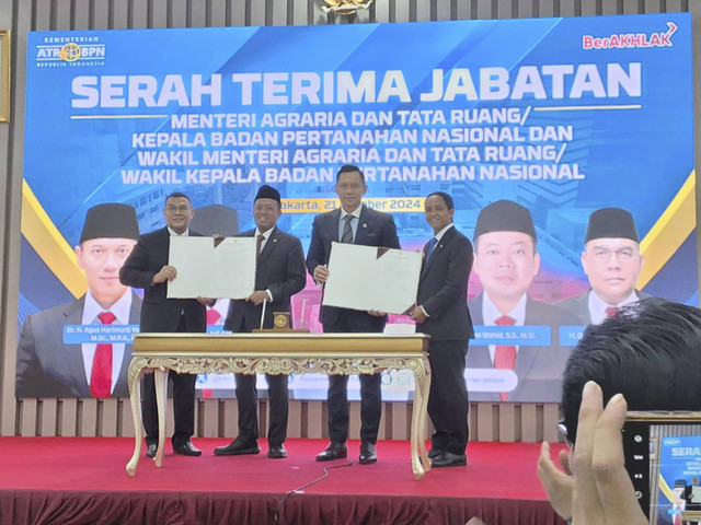 Sertijab Menko Bidang Infrastruktur Agus Harimurti Yudhoyono (AHY) kepada penggantinya sebagai Menteri Agraria dan Tata Ruang/Kepala Badan Pertanahan Nasional (ATR/BPN), Nusron Wahid di Kantor Kementerian ATR/BPN, Jakarta, Senin (21/10/2024). Foto: Widya Islamiati/kumparan