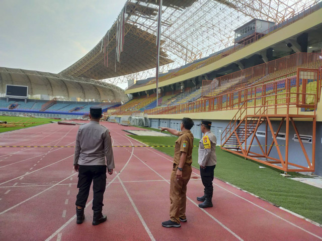 Kondisi atap stadion Wibawa Mukti Kabupaten Bekasi usai rubuh. Foto: Dok. Istimewa