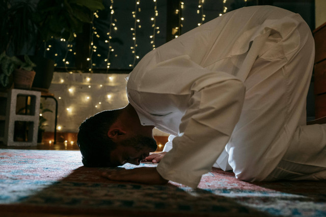 Tata Cara Sujud Tilawah. Foto: Pexels/Michael Burrows