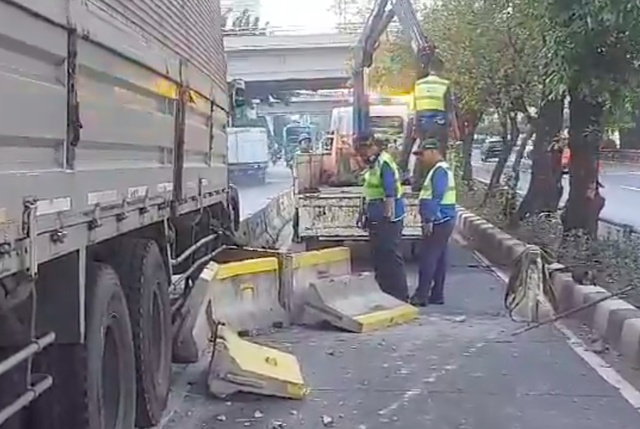 Truk tabrak separator bikin macet di Slipi, Jakbar, Selasa (22/10/2024). Foto: Twitter/ @TMCPoldaMetro