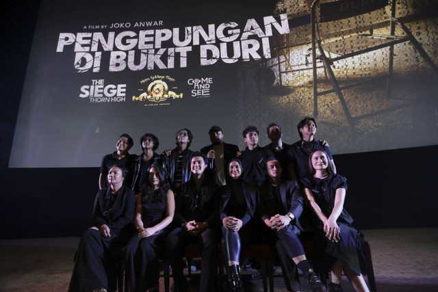 Sutradara Joko Anwar bersama Morgan Oey, Hana Pitrashata Malasan, Omara Esteghal, dan Fatih Unru saat konferensi pers film Pengepungan Bukit Duri, Senin, Jakarta, (21/10/2024). Foto: Agus Apriyanto