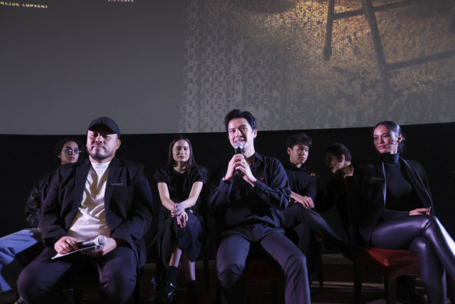 Sutradara Joko Anwar bersama Morgan Oey, Hana Pitrashata Malasan, Omara Esteghal, dan Fatih Unru saat konferensi pers film Pengepungan Bukit Duri, Senin, Jakarta, (21/10/2024). Foto: Agus Apriyanto