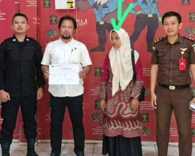 Supriyani, Guru honorer di SDN 4 Baito, Desa Wonua Raya, Kecamatan Baito, Kabupaten Konawe Selatan, Sulawesi Tenggara, ditahan polisi. Foto: Dok Istimewa.