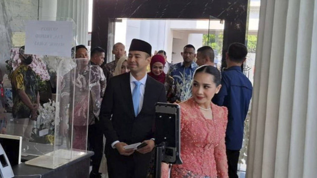 Pesohor Raffi Ahmad bersama istri Nagita Slavina tiba di Kompleks Istana Kepresidenan, Jakarta, Selasa (22/10/2024). Foto: Luthfi Humam/kumparan