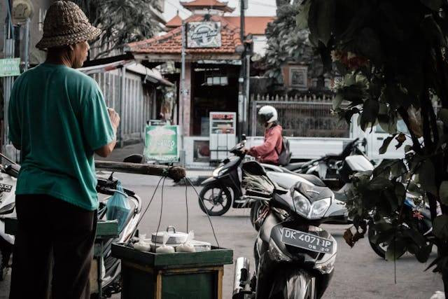 sumber foto:https://www.pexels.com/id-id/foto/pria-yang-berdiri-di-samping-sepeda-motor-hitam-1237087/