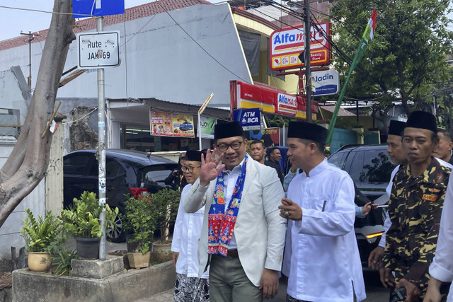 Calon Gubernur Jakarta nomor urut satu Ridwan Kamil melambaikan tangan ke wartawan saat menghadiri peringatan Hari Santri di Perguruan Islam Manhalun Nasyiin, Jakarta Pusat, Selasa (22/10/2024).  Foto: Alya Zahra/kumparan 