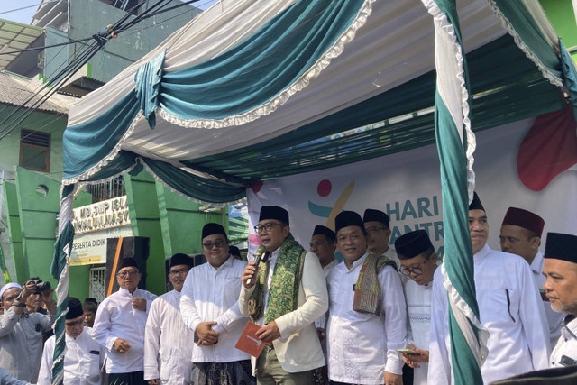 Calon Gubernur Jakarta nomor urut satu Ridwan Kamil menyampaikan sambutan saat menghadiri peringatan Hari Santri di Perguruan Islam Manhalun Nasyiin, Jakarta Pusat, Selasa (22/10/2024).  Foto: Alya Zahra/kumparan 