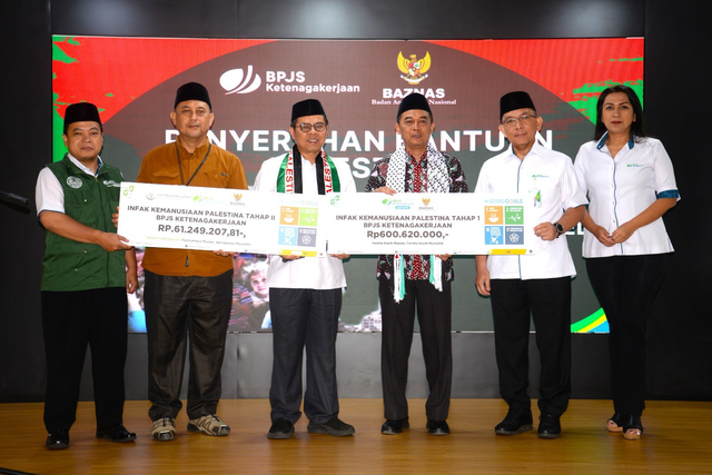 BPJS Ketenagakerjaan menyerahkan bantuan kepada Baznas untuk kepada korban perang di Palestina yang dilaksanakan di Kantor Pusat BPJS Ketenagakerjaan, Senin (21/10/2024). Foto: Dok. BPJS Ketenagakerjaan