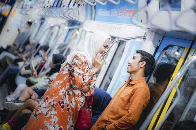 Ilustrasi pasangan sedang foto pre-wedding di Stasiun MRT Jakarta. Foto: Shutterstock