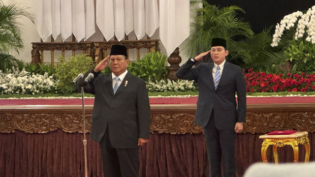 Presiden Prabowo Subianto memberikan salam hormat saat pelantikan kepala badan dan utusan khusus presiden di Istana Negara Jakarta, Selasa (22/10/2024). Foto: Luthfi Humam/kumparan