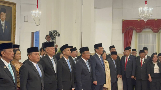 Presiden Prabowo Subianto memberikan salam hormat saat pelantikan kepala badan dan utusan khusus presiden di Istana Negara Jakarta, Selasa (22/10/2024). Foto: Luthfi Humam/kumparan