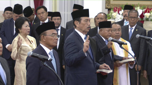 Luhut Binsar Pandjaitan menyampaikan sumpah saat pelantikan kepala badan dan utusan khusus presiden di Istana Negara Jakarta, Selasa (22/10/2024). Foto: YouTube/Sekretariat Presiden