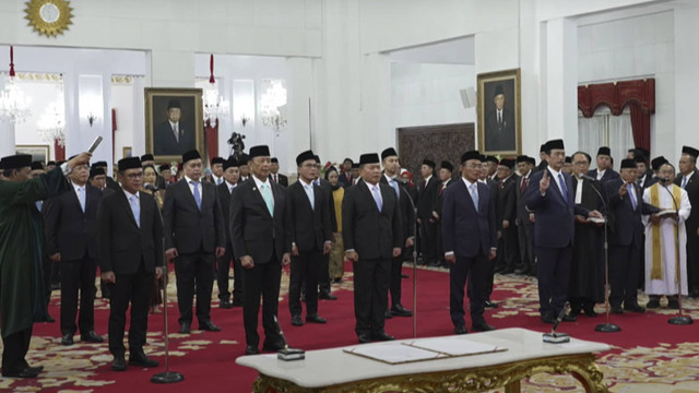 Suasana saat menyampaikan sumpah pelantikan kepala badan dan utusan khusus presiden di Istana Negara Jakarta, Selasa (22/10/2024). Foto: YouTube/Sekretariat Presiden