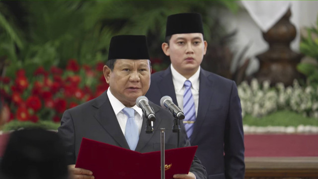 Presiden Prabowo Subianto menyampaikan paparan sumpah pelantikan kepala badan dan utusan khusus presiden di Istana Negara Jakarta, Selasa (22/10/2024). Foto: YouTube/Sekretariat Presiden