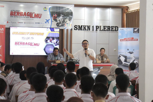 AHM kasih edukasi teknologi motor listrik ke SMK Binaan. Foto: Dok. AHM 