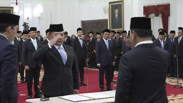 Presiden Prabowo Subianto menyerahkan berita acara untuk ditandatangi oleh mantan KSAD Dudung Abdurachmann saat pelantikan kepala badan dan utusan khusus presiden di Istana Negara Jakarta, Selasa (22/10/2024). Foto: YouTube/Sekretariat Presiden