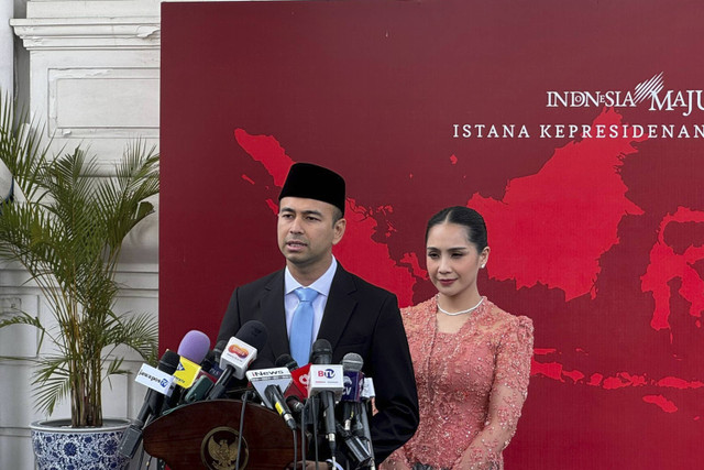 Utusan Khusus Presiden Bidang Pembinaan Generasi Muda dan Pekerja Seni Raffi Ahmad menjawab pertanyaan wartawan usai pelantikan kepala badan dan utusan khusus presiden di Istana Negara Jakarta, Selasa (22/10/2024). Foto: Luthfi Humam/kumparan