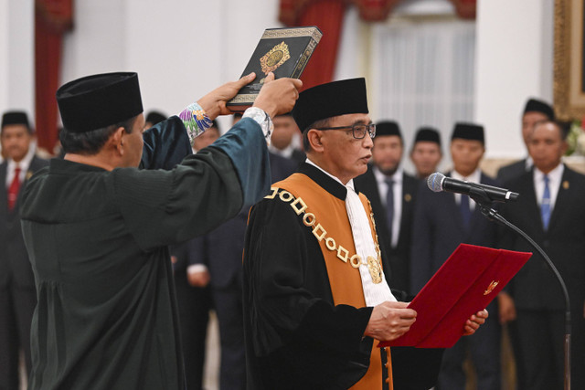 Ketua Mahkamah Agung terpilih periode 2024-2029 Sunarto (kanan) mengucapkan sumpah jabatan di hadapan Presiden Prabowo Subianto di Istana Negara, Jakarta, Selasa (22/10/2024). Foto: Sigid Kurniawan/ANTARA FOTO 