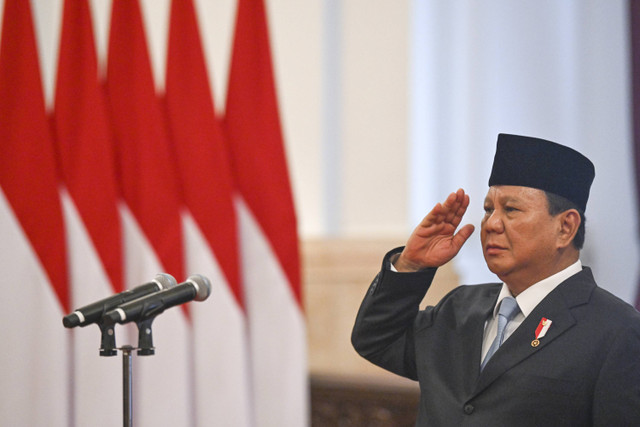 Presiden Prabowo Subianto melakukan sikap hormat saat upacara pengucapan sumpah jabatan Ketua Mahkamah Agung terpilih periode 2024-2029 Sunarto di Istana Negara, Jakarta, Selasa (22/10/2024). Foto: Sigid Kurniawan/ANTARA FOTO 