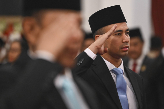 Utusan Khusus Presiden Bidang Pembinaan Generasi Muda dan Pekerja Seni terpilih Raffi Farid Ahmad melakukan sikap hormat saat dilantik Presiden Prabowo Subianto di Istana Negara, Jakarta, Selasa (22/10/2024). Foto: Sigid Kurniawan/ANTARA FOTO 