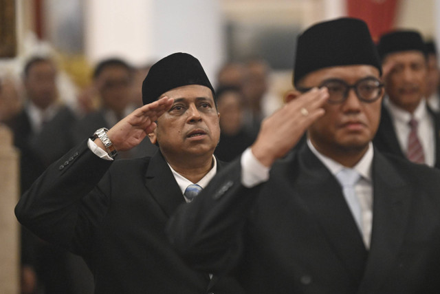 Kepala Badan Penyelenggara Jaminan Produk Halal Haikal Hassan dan Wakil Kepala Badan Penyelenggara Haji Dahnil Anzar Simanjuntak melakukan sikap hormat saat dilantik Presiden Prabowo Subianto di Istana Negara, Jakarta, Selasa (22/10/2024). Foto: Sigid Kurniawan/ANTARA FOTO 