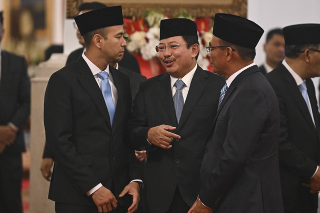 Raffi Farid Ahmad,  Terawan Agus Putranto, dan Muhadjir Effendy berbincang sebelum dilantik Presiden Prabowo Subianto di Istana Negara, Jakarta, Selasa (22/10/2024). Foto: Sigid Kurniawan/ANTARA FOTO 