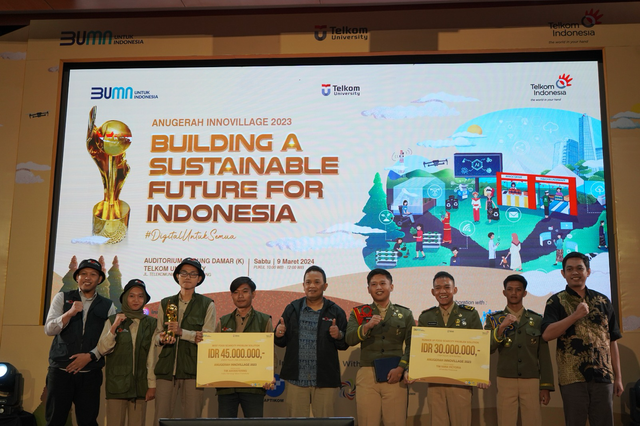 Penyerahan Anugerah Innovillage 2023 oleh Senior Manager Sustainable Development GoalsTelkom Suharsono (Tengah) pada beberapa waktu yang lalu. Foto: Dok. Telkom