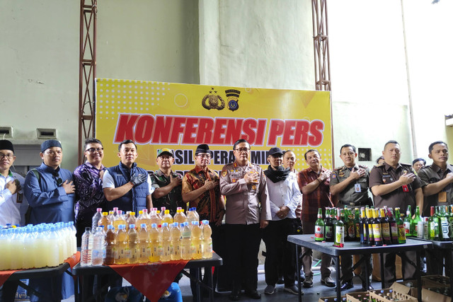 Polresta Yogyakarta memusnahkan ribuan botol minuman keras yang mayoritas adalah miras oplosan, Selasa (22/102/2024). Foto: Arfiansyah Panji Purnandaru/kumparan